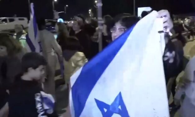 Rehenes liberados por Hamás arriban a Israel