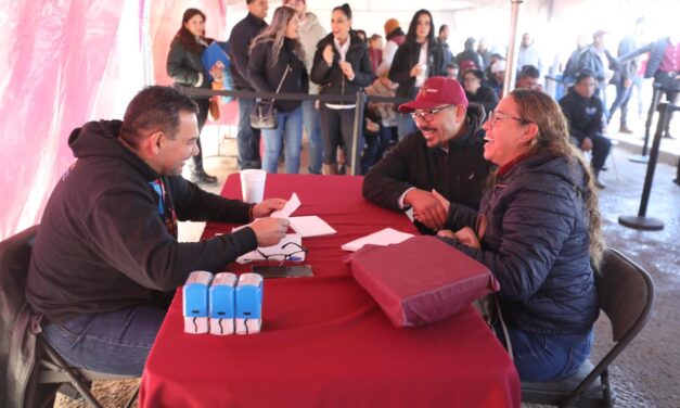 Atiende Cruz Pérez Cuéllar a ciudadanos durante Cruzada por Juárez