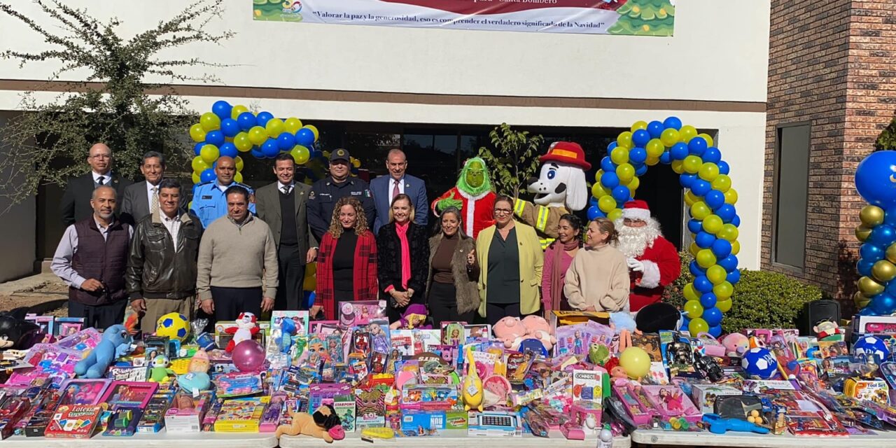 UACJ entrega más de 17 mil juguetes para la campaña de Santa Bombero