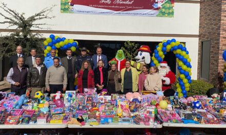 UACJ entrega más de 17 mil juguetes para la campaña de Santa Bombero