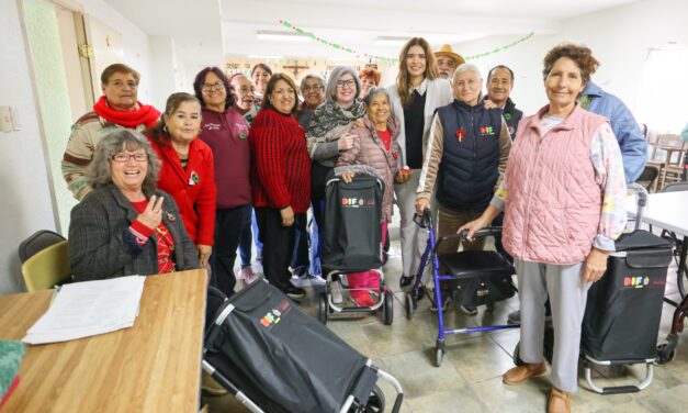 Continúa DIF con entrega de regalos navideños en los Consejos del Adulto Mayor