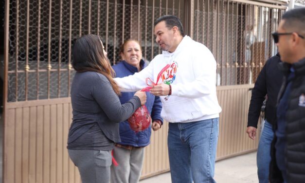 Entrega alcalde mil piernas de puerco en la colonia Morelos Uno