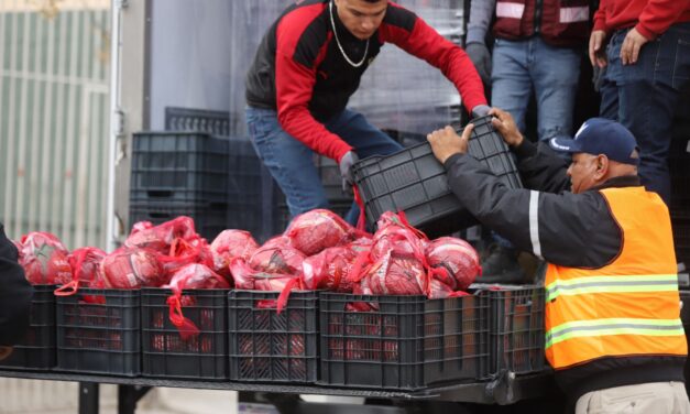 Entrega alcalde mil piernas de puerco en la colonia Morelos Uno