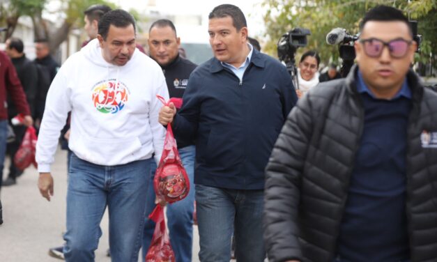 Entrega alcalde mil piernas de puerco en la colonia Morelos Uno