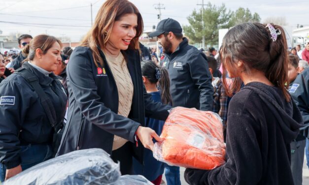 Entrega DIF cobijas, chamarras y piernas de pavo en Casef Olivia Espinosa