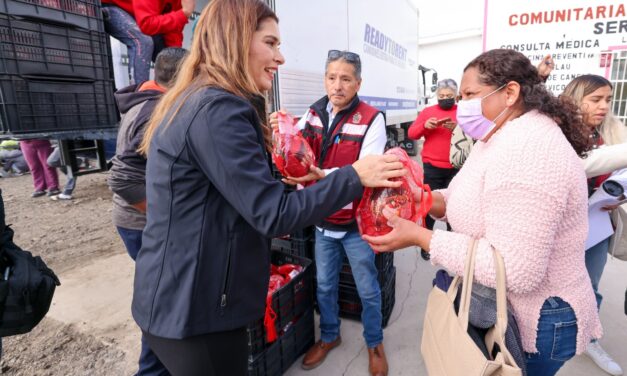 Entrega DIF cobijas, chamarras y piernas de pavo en Casef Olivia Espinosa