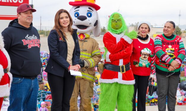 Recibe Rubí Enríquez donativo de juguetes para el Santa Bombero