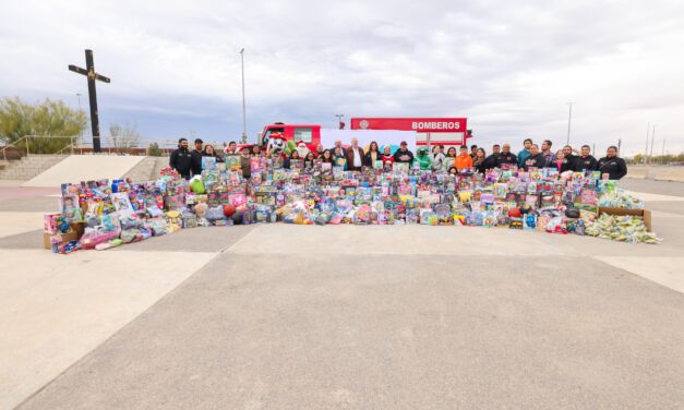 Recibe Rubí Enríquez donativo de juguetes para el Santa Bombero