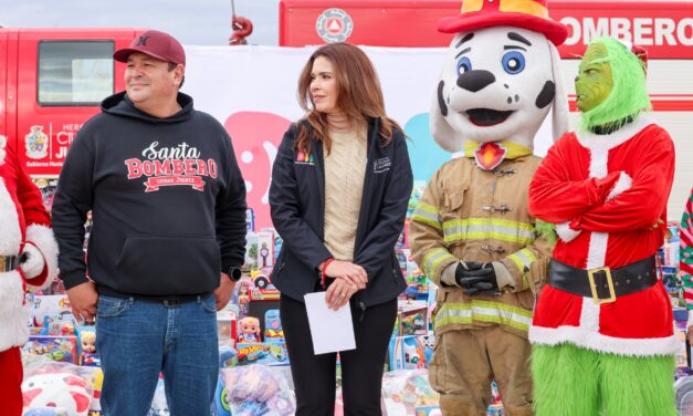 Recibe Rubí Enríquez donativo de juguetes para el Santa Bombero