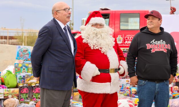 Recibe Rubí Enríquez donativo de juguetes para el Santa Bombero