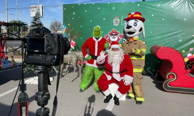 Invitan a la comunidad a intercambiar fotos por juguetes para Santa Bombero