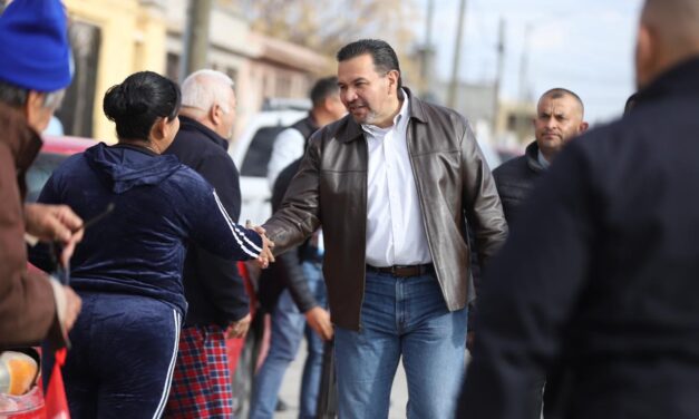 Entrega Presidente Cruz Pérez Cuéllar piernas de puerco en Praderas de la Sierra