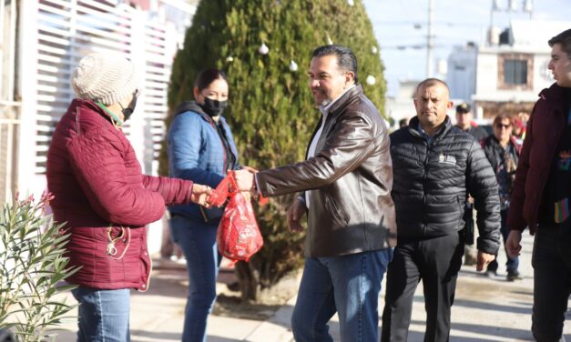 Entrega Presidente Cruz Pérez Cuéllar piernas de puerco en Praderas de la Sierra