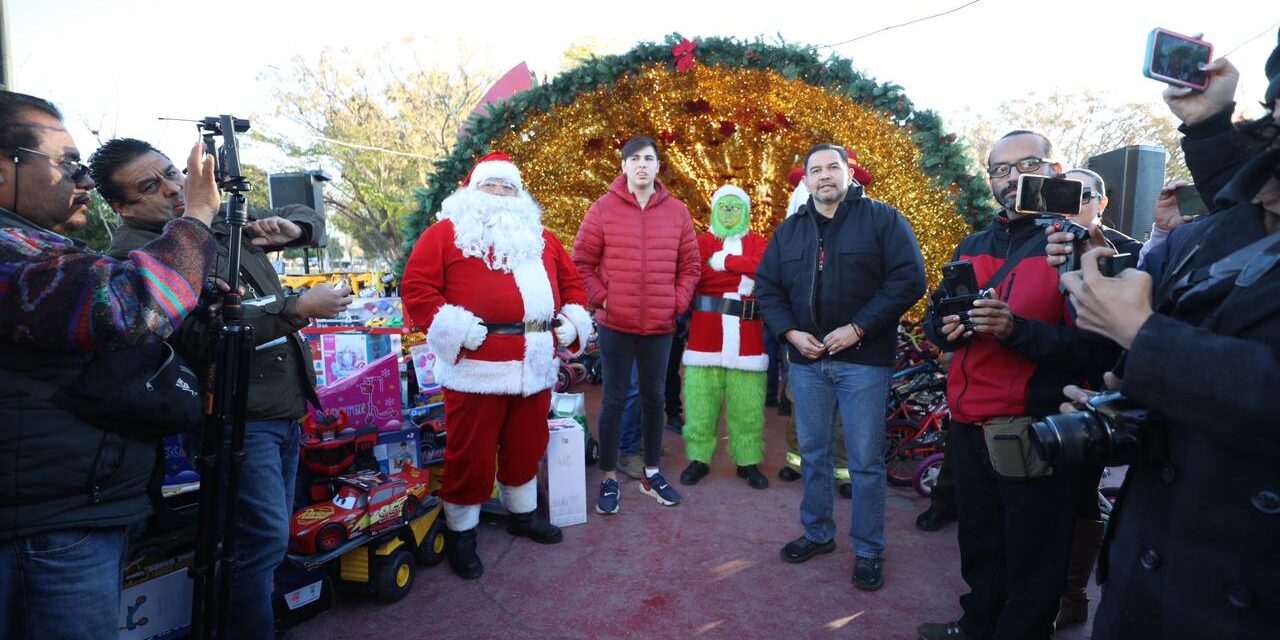 Destaca Alcalde colaboración para entrega de regalos del Santa Bombero