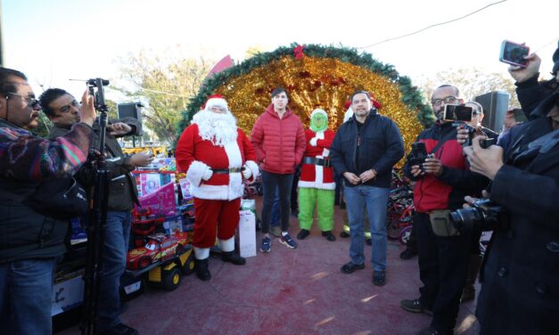 Destaca Alcalde colaboración para entrega de regalos del Santa Bombero