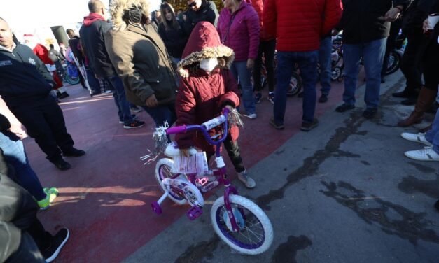 Entrega alcalde cientos de paquetes de juguetes a niños a través de Santa Bombero