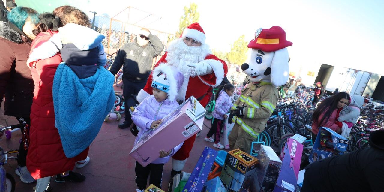 Entrega alcalde cientos de paquetes de juguetes a niños a través de Santa Bombero