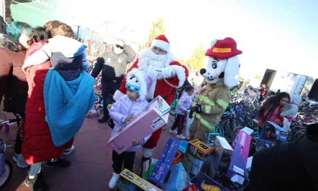 Entrega alcalde cientos de paquetes de juguetes a niños a través de Santa Bombero