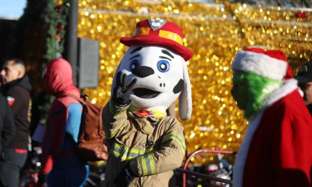 Entrega alcalde cientos de paquetes de juguetes a niños a través de Santa Bombero