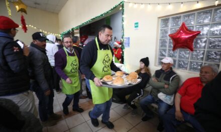 Acude Presidente Municipal a servir desayuno navideño a personas vulnerables
