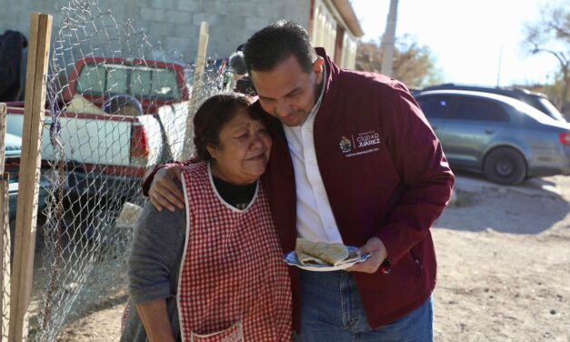 Recorre Presidente Cruz Pérez Cuéllar la colonia Campestre Virreyes para entregar cobijas y juguetes