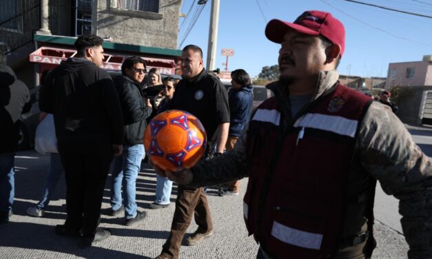 Recorre Presidente Cruz Pérez Cuéllar la colonia Campestre Virreyes para entregar cobijas y juguetes