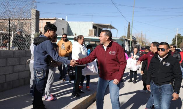 Recorre Presidente Cruz Pérez Cuéllar la colonia Campestre Virreyes para entregar cobijas y juguetes