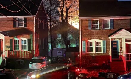(VIDEO) Explosión destruye una casa en Virginia cuando la policía ejecutaba una orden de registro