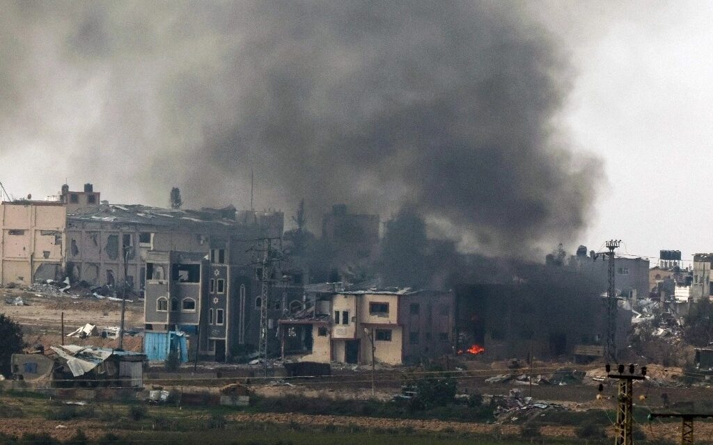 Israel bombardea el centro de Gaza por tierra, mar y aire
