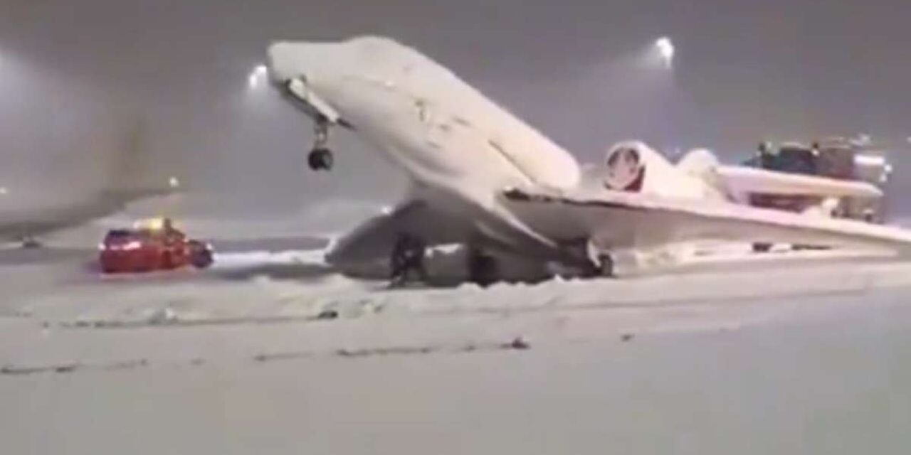 Un avión se congela en una pista de aterrizaje en Alemania