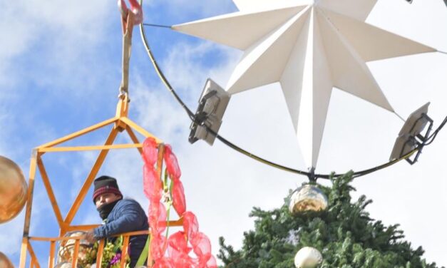 Se enciende Árbol de Navidad en el Parque Central