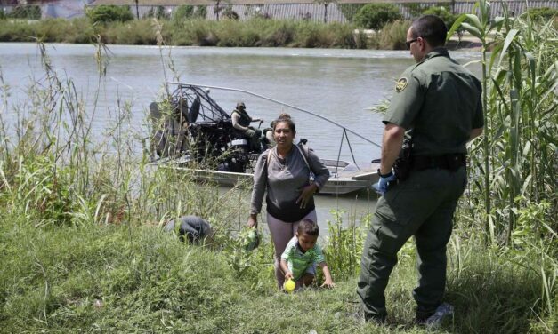 Hacen llamado a “patriotas” para que se dirijan a Eagle Pass a detener la “invasión”