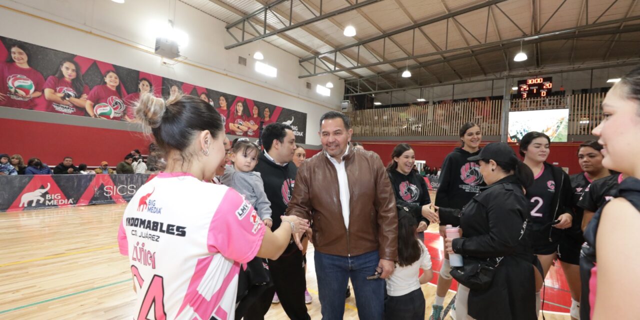 Acude el presidente Municipal Cruz Pérez Cuellar al juego de las Indomables Voleibol