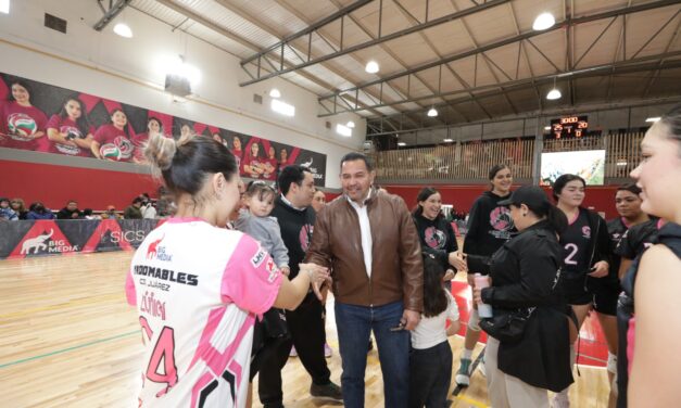 Acude el presidente Municipal Cruz Pérez Cuellar al juego de las Indomables Voleibol