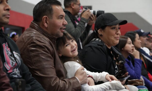 Acude el presidente Municipal Cruz Pérez Cuellar al juego de las Indomables Voleibol