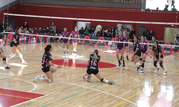 Acude el presidente Municipal Cruz Pérez Cuellar al juego de las Indomables Voleibol