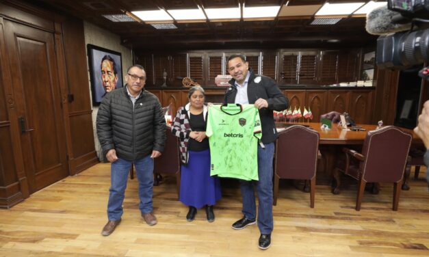 Entregan alcalde y FC Juárez playera autografiada a padres del aficionado Rigoberto Antonio