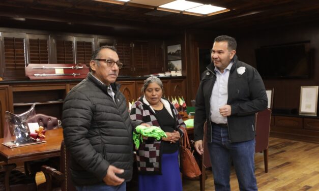 Entregan alcalde y FC Juárez playera autografiada a padres del aficionado Rigoberto Antonio