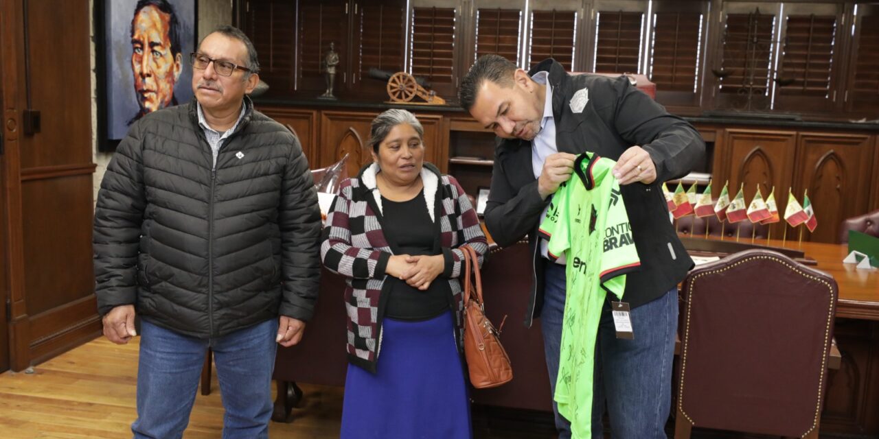 Entregan alcalde y FC Juárez playera autografiada a padres del aficionado Rigoberto Antonio