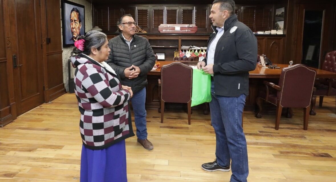 Entregan alcalde y FC Juárez playera autografiada a padres del aficionado Rigoberto Antonio