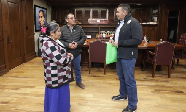 Entregan alcalde y FC Juárez playera autografiada a padres del aficionado Rigoberto Antonio