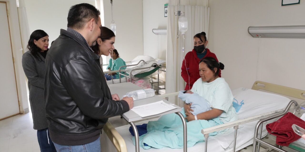 Visitan Presidente Cruz Pérez Cuéllar y Rubí Enríquez a los primeros bebés del Hospital 66 del IMSS 