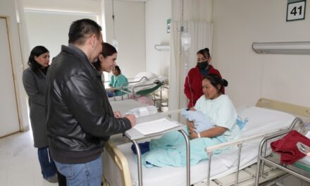 Visitan Presidente Cruz Pérez Cuéllar y Rubí Enríquez a los primeros bebés del Hospital 66 del IMSS 