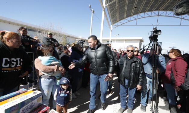 Entrega Presidente Pérez Cuéllar miles de juguetes a niños de Riberas del Bravo