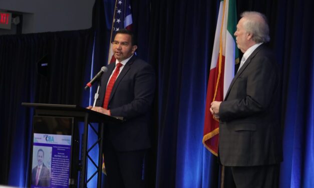 Da conferencia Presidente Cruz Pérez Cuéllar ante asociación de comerciantes en El Paso