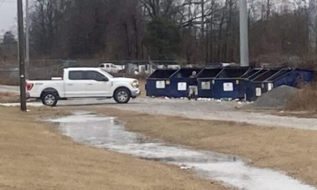 Bebé recién nacida encontrada detrás de un contenedor de basura en Mississippi