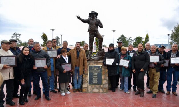 Develan escultura “Homenaje a los Guías de Turistas” en el Parque de Aventura Barrancas del Cobre.