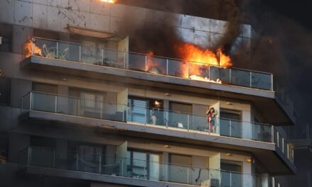 Varios heridos y personas atrapadas en edificio de Valencia tras fuerte incendio