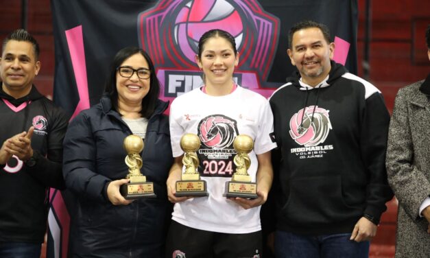 Entrega alcalde trofeo de campeonas a las Indomables de Ciudad Juárez