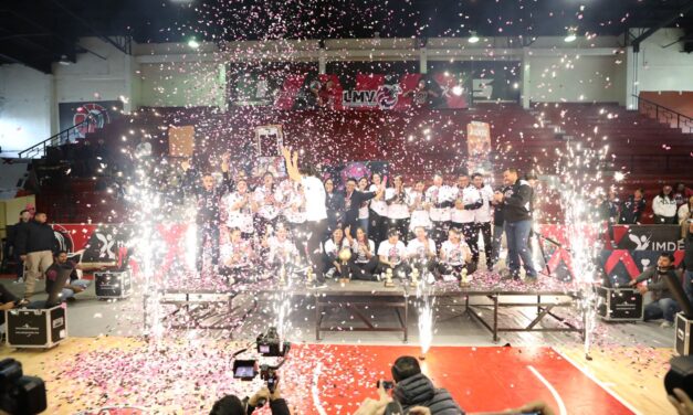 Entrega alcalde trofeo de campeonas a las Indomables de Ciudad Juárez